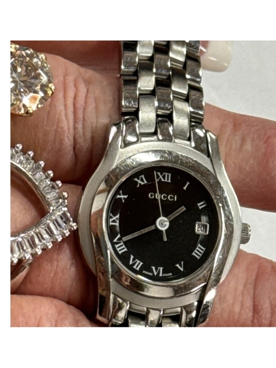 Gucci 5500L women’s stainless steel watch with date main image 4